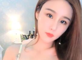 美少女扭腰自慰秀：短裙慢褪内裤，骑坐椅子狂操假阳具高潮喷发！