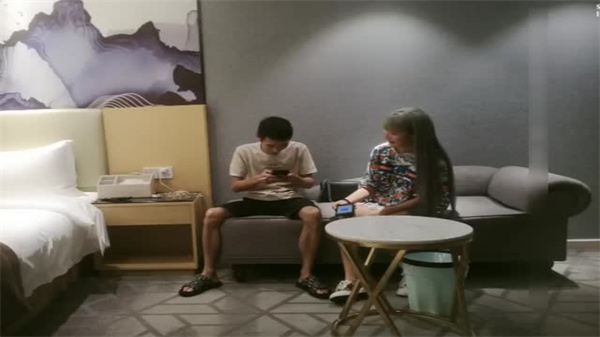 极品笔直大长腿诱惑，口水直流想舔屏！